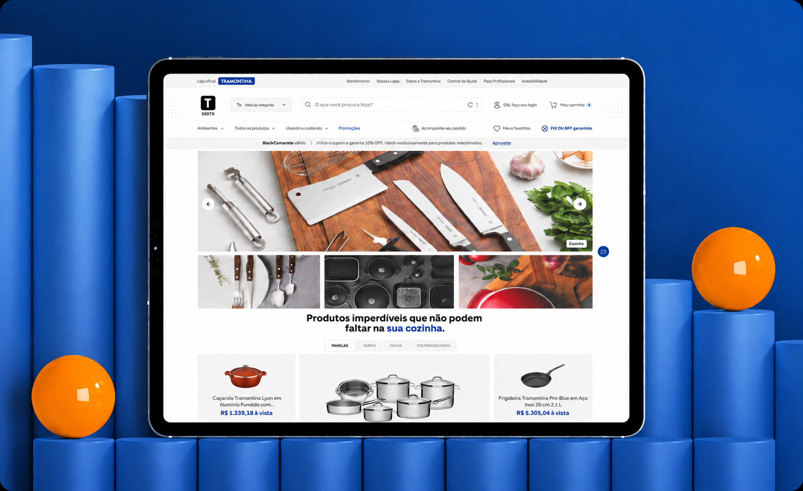 Mockup de tablet com a homepage do projeto Tramontina, sobre cenário azul com elementos laranja